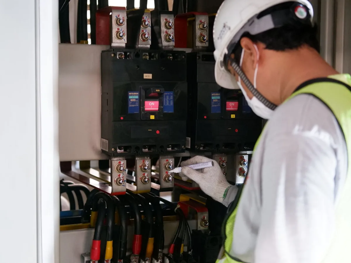 penyebab tegangan generator naik turun genset technician checking voltage