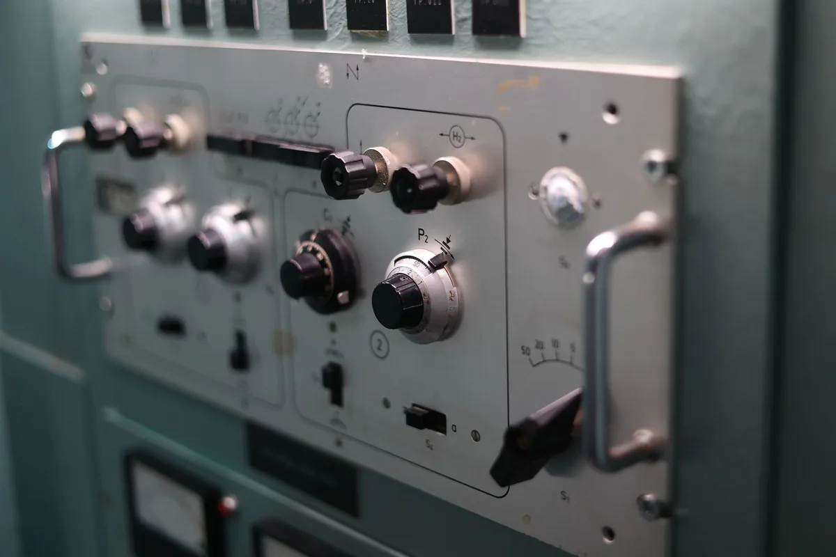peran avr menjaga output genset genset avr control panel