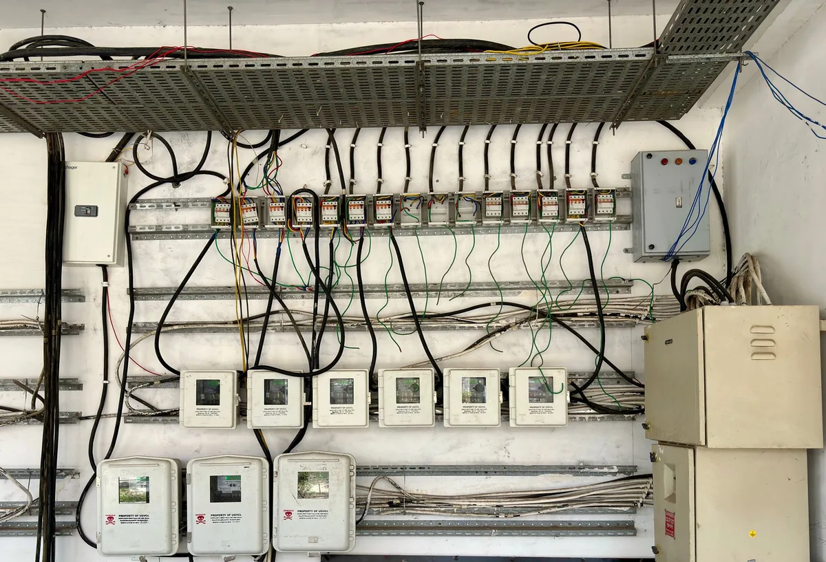 tegangan alternator genset naik turun genset control panel voltage